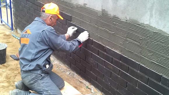 Как клеить облицовочную плитку на фундамент и стены частного дома правильно