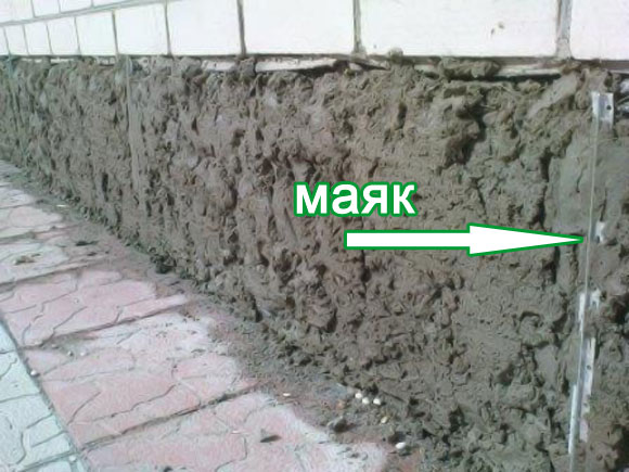 набросать между маяками раствор